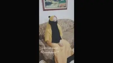 Ukhti Hijab Kuning Dientot Liar Sampai Basah Kuyp poster